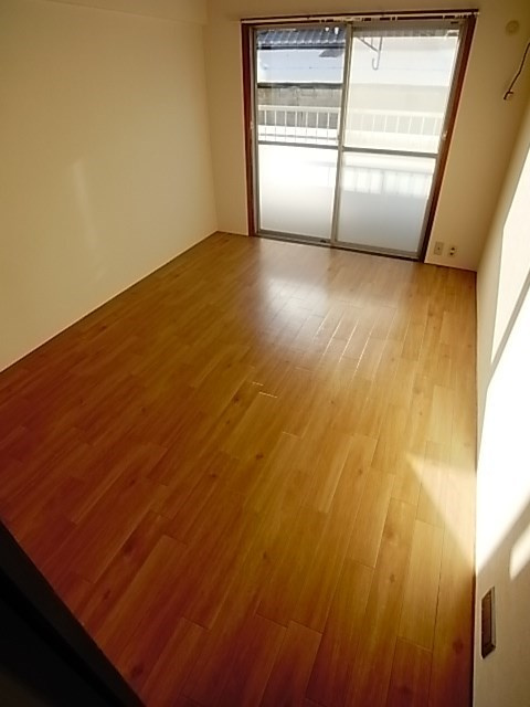 西宮市下大市東町の賃貸マンションの居間・リビング