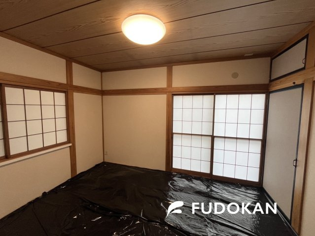 鶴岡市錦町【中古住宅】の和室|和室もそれぞれ収納スペースが完備されております。