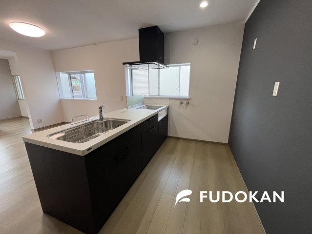 鶴岡市錦町【中古住宅】のキッチン|広々ワイドなキッチンは料理がしやすく快適です。対面キッチンのためお子様のご家族と顔を合わせながら家事をこなすことができますね。