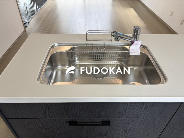 鶴岡市錦町【中古住宅】のキッチン|サビにくく熱に強いステンレスシンク。お皿洗いや、調理過程の水切りなどで使われるシンクはワイドなタイプほど使い勝手がよくお手入れも楽々です。