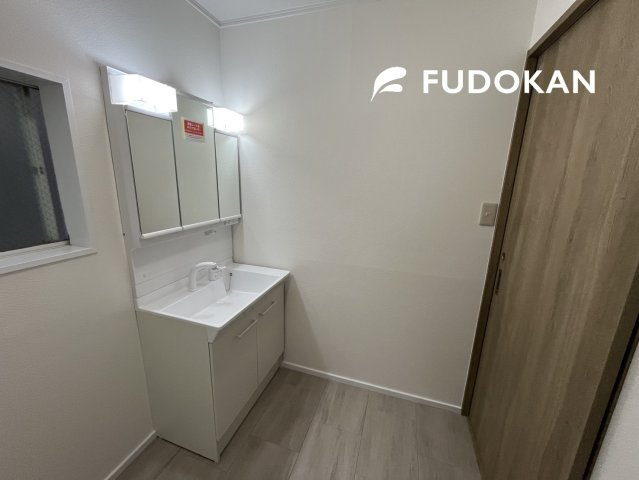 鶴岡市錦町【中古住宅】の独立洗面台|三面鏡の洗面台は、スタイリッシュなだけでなく収納力もあります。