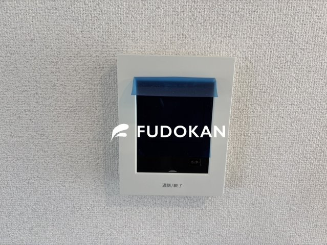 鶴岡市錦町【中古住宅】の防犯設備|TV付モニターインターフォン付きで玄関先のお客様を確認できます。お子様のお留守番時も安心です。スタイリッシュなデザインになっております。