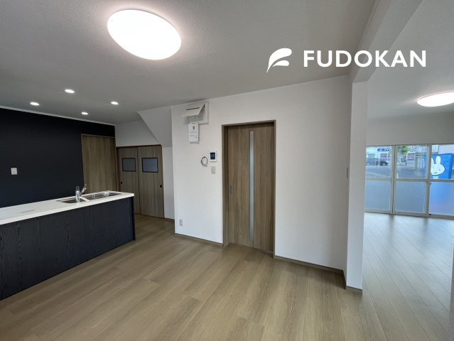 鶴岡市錦町【中古住宅】の居間・リビング|約21.5帖のリビングは広々です。家族の団欒の場として家庭を包みます。