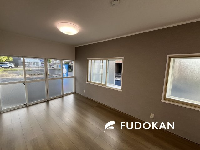 鶴岡市錦町【中古住宅】の居間・リビング|家族の団欒の場として家庭を包みます。毎朝の朝食を家族で囲んで食べる幸せな日常を演出してくれます。