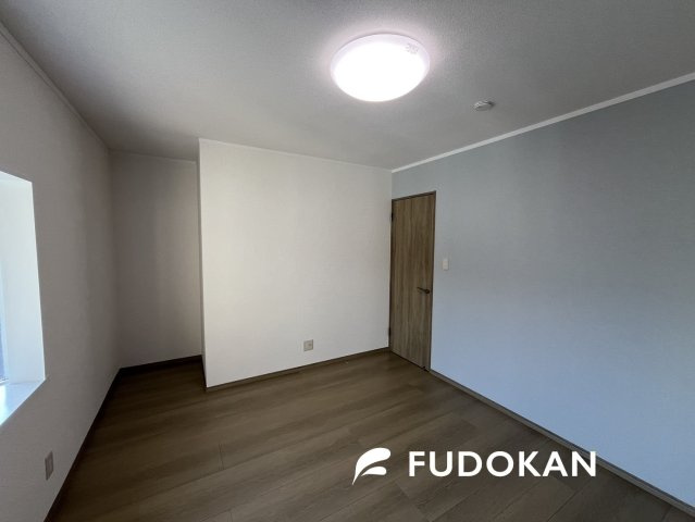 鶴岡市錦町【中古住宅】の寝室|大きいベットを置いてもスペースの取れる寝室です。