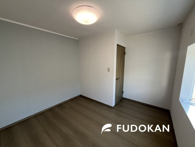 鶴岡市錦町【中古住宅】の洋室|お子様は小さいうちは部屋自体が収納として使えますし、将来はお子様にお部屋のプレゼントもできますね。