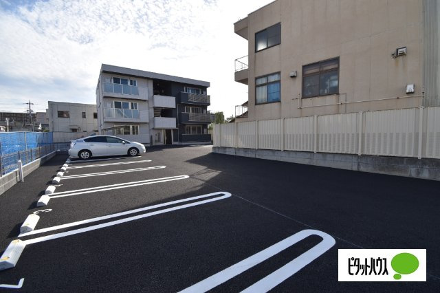 D-ROOM紅雲町Aの駐車場