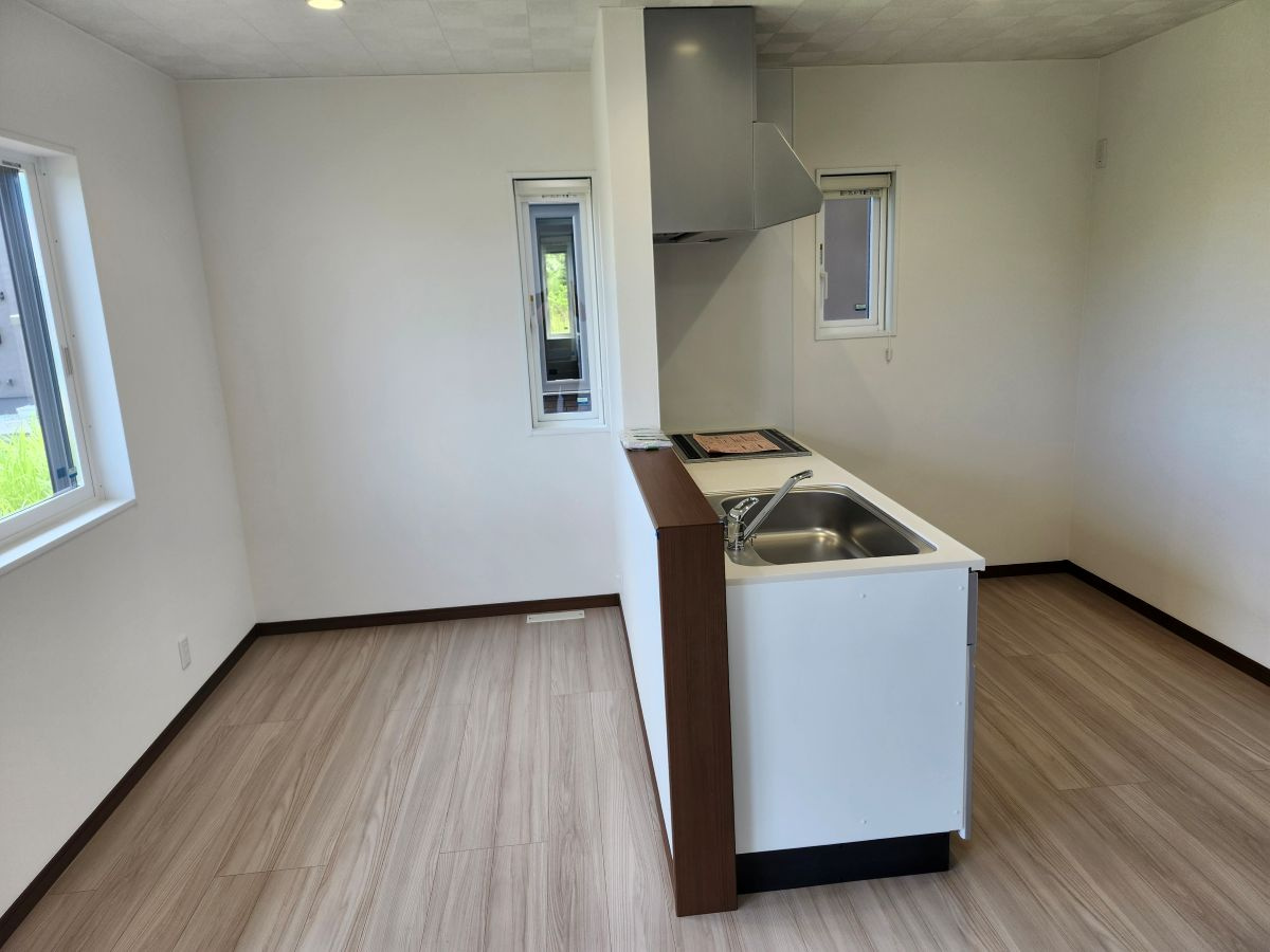 旭台戸建賃貸住宅 (家賃補助対象物件）ペット相談の居間・リビング|キッチンとダイニングです