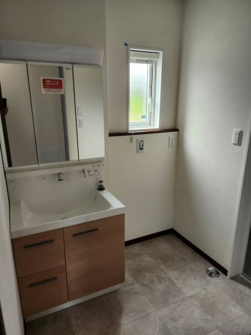 旭台戸建賃貸住宅 (家賃補助対象物件）ペット相談の独立洗面台|独立洗面台あり、毎朝おしゃれに忙しい女性の方におすすめです