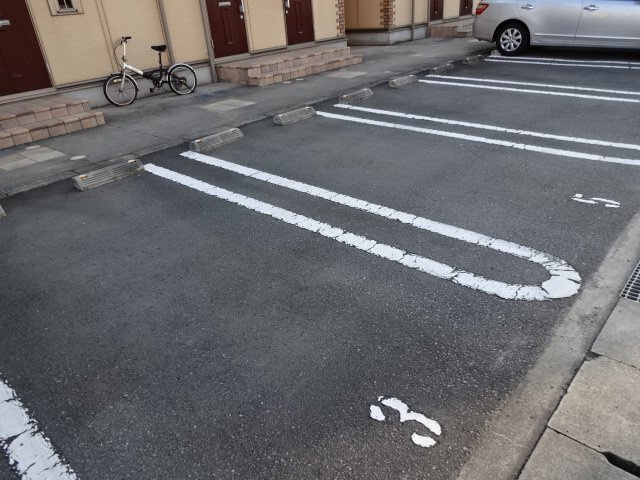 コンフォート新野辺の駐車場