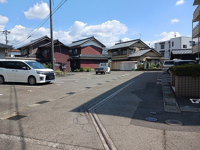 レジデンス家久の駐車場