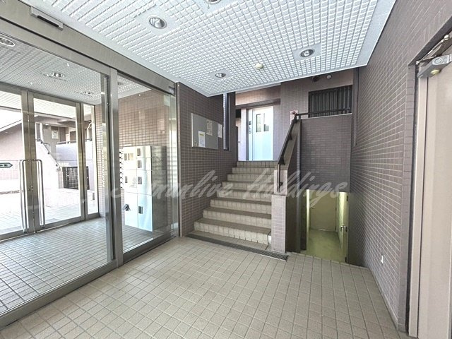 横浜市戸塚区戸塚町の賃貸マンションのエントランス