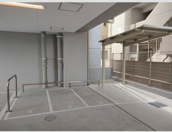 エスリード大阪プライムゲートの駐車場|車をお持ちの方に嬉しい駐車場付きの物件です