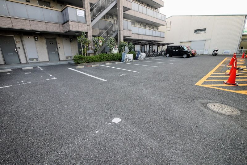 サンプレイスの駐車場