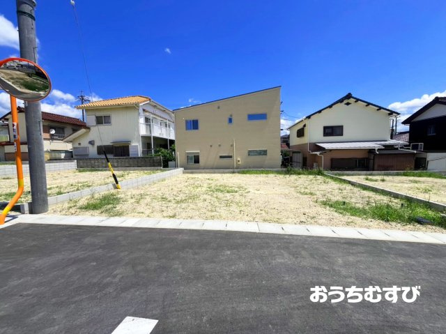 小牧市本庄第8(全14棟)の前面道路含む現地写真