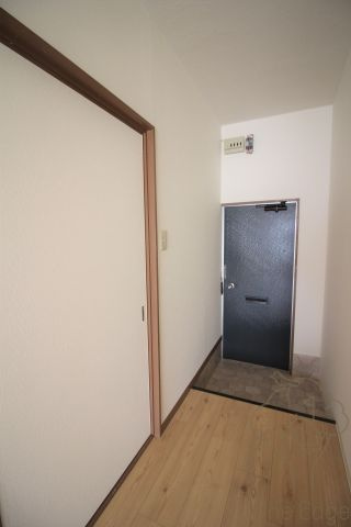 イーマハウスウメダの玄関