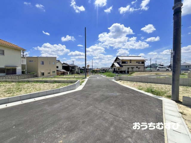 小牧市本庄第8(全14棟)の前面道路含む現地写真