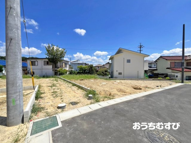 小牧市本庄第8(全14棟)の前面道路含む現地写真