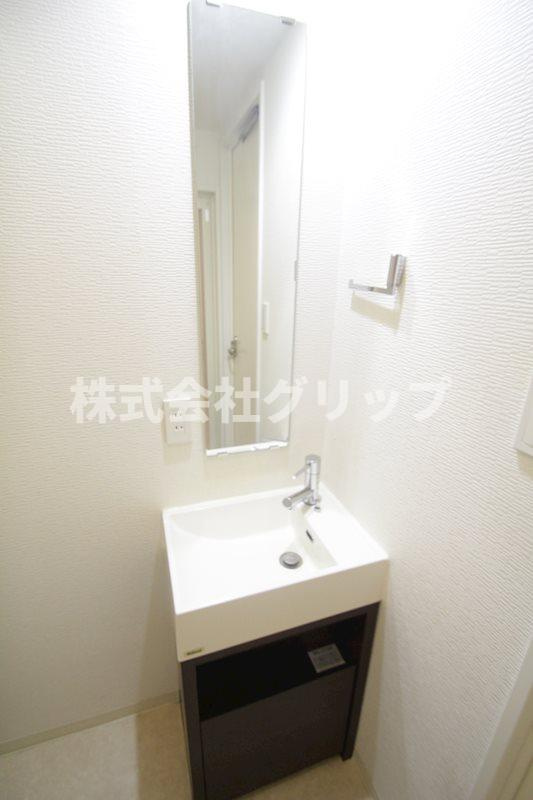ラグジュアリーアパートメント横浜黄金町の独立洗面台