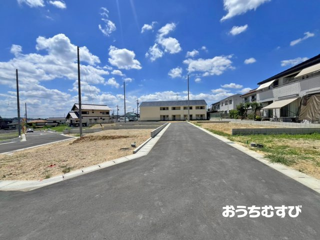 小牧市本庄第8(全14棟)の前面道路含む現地写真