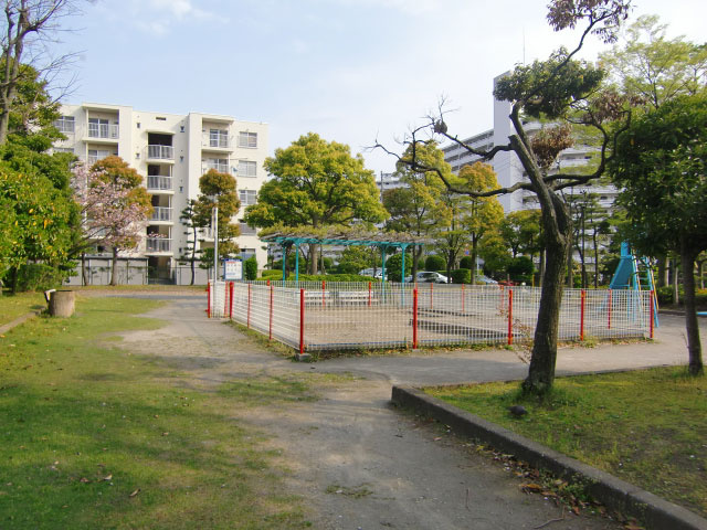 敷地内の木々が季節を感じさせます