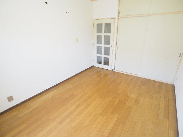 家具の配置がしやすい長方形の洋室