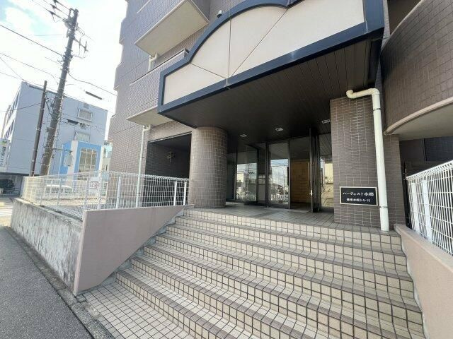 ハーヴェスト本郷のエントランス