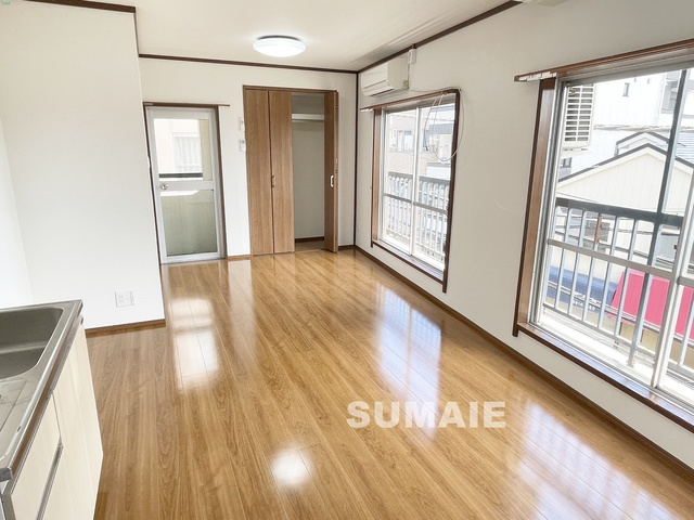 横山マンションの居間・リビング|3面採光のお部屋です！