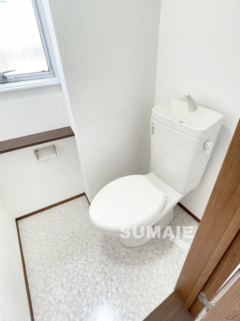 横山マンションのトイレ|窓付きトイレなので明るいです♪