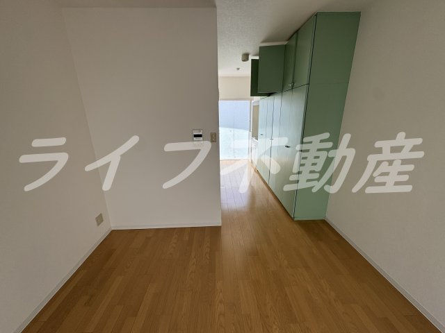 アバンティ深江Sの居間・リビング|こちらのリビングで趣味の時間をお楽しみください