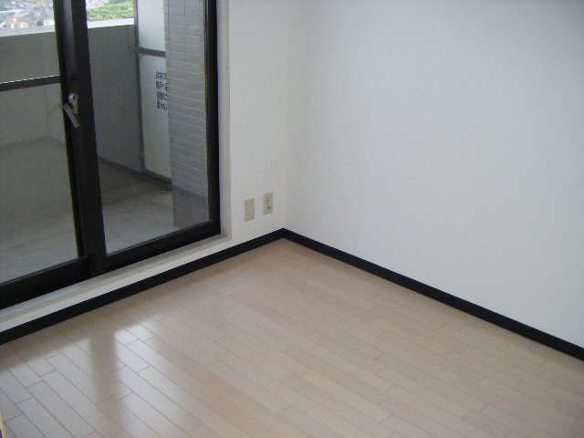 ＩＮＳＵＲＡＮＣＥ　ＢＬＤＧ．Ⅸの居間・リビング|エアコン付きです。