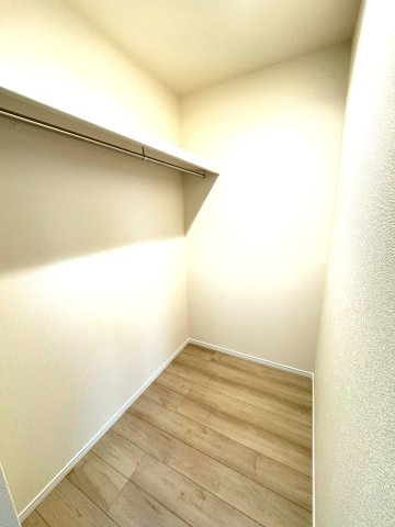 新築戸建　三島市平田123番　全1棟　A号棟の収納|WIC付きの居室。家族の衣類などしっかり収納できます。