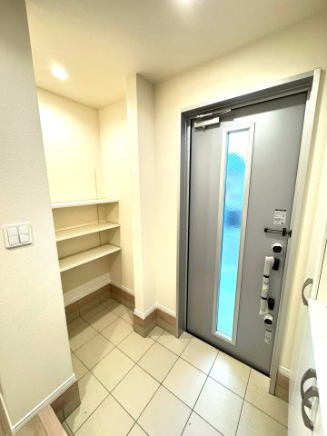 新築戸建　三島市平田123番　全1棟　A号棟の玄関|シューズインクロークがあり玄関がスッキリ片付きます。
