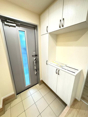 新築戸建　三島市平田123番　全1棟　A号棟の玄関|収納力のあるシューズボックスにはご家族みんなも靴がスッキリ収納できます。