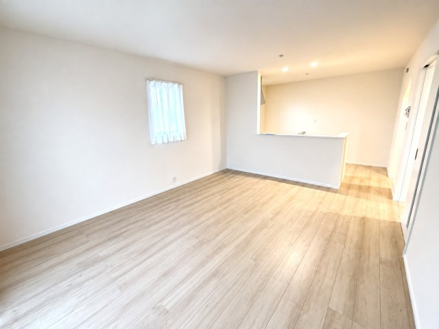 新築戸建　三島市平田123番　全1棟　A号棟の居間・リビング|どんなインテリアも馴染む白を基調としたリビング。
ご家族の素敵な時間をお過ごしください♪