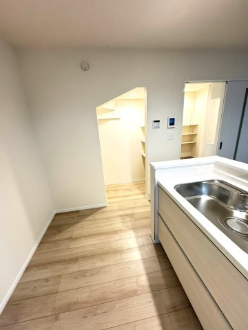新築戸建　三島市平田123番　全1棟　A号棟のキッチン|収納豊富なシステムキッチン。限られたスペースを有効活用できる床下収納もございます。