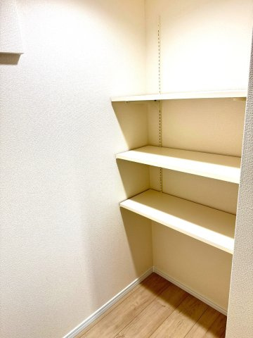 新築戸建　三島市平田123番　全1棟　A号棟の収納|階段下には食品など収納できるスペースがあります。