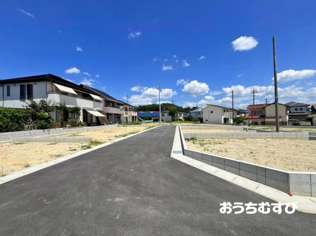 小牧市本庄第8(全14棟)の前面道路含む現地写真