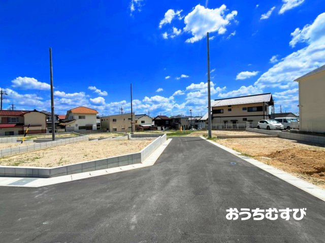 小牧市本庄第8(全14棟)の前面道路含む現地写真