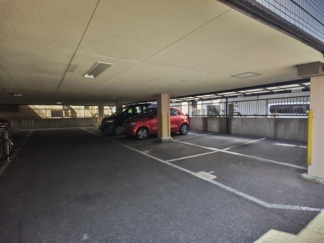 ラフォール寝屋川Bの駐車場