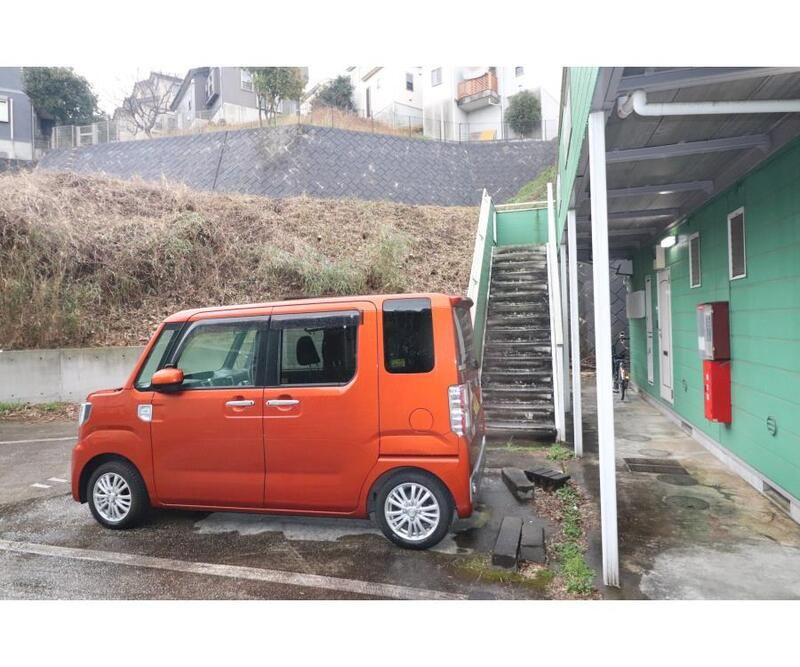 エステートピアマルイIの駐車場