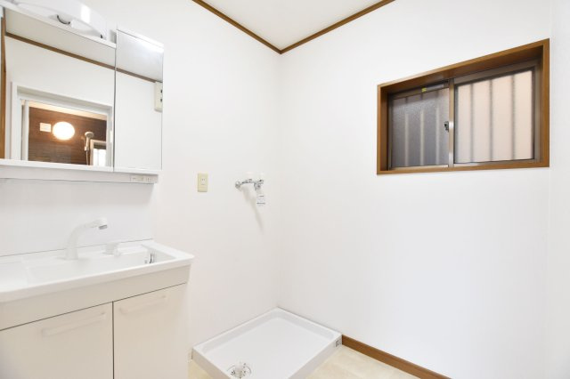 西宮市能登町中古戸建│2LDKの独立洗面台|ゆとりある広さの洗面室◎日用品をすっきり収納可能。空間を広く使えるため、清潔感のある快適な水回り空間を実現しています。