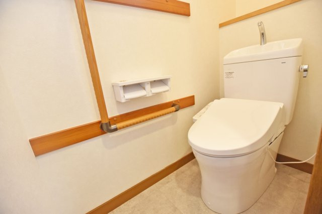 西宮市能登町中古戸建│2LDKのトイレ|温水洗浄便座付きで快適にご利用いただけます。