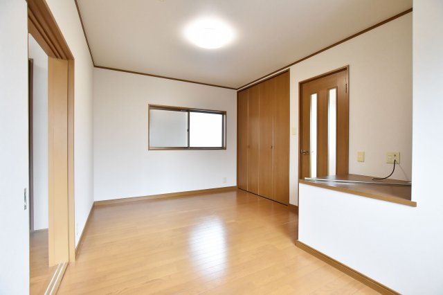 西宮市能登町中古戸建│2LDKの寝室|-洋室6.5帖(2F)-
各居室2面採光、収納スペース付きです。