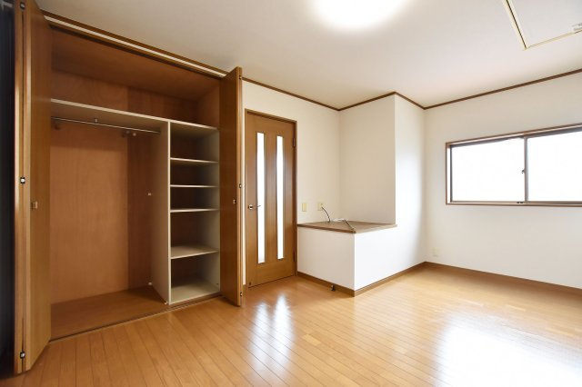 西宮市能登町中古戸建│2LDKの収納|-洋室6.5帖(2F)-
- 収納スペースも備え、お部屋をすっきりと保てます。