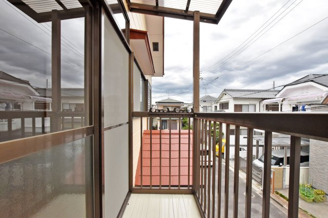 西宮市能登町中古戸建│2LDKのバルコニー|バルコニーは屋根付きなので、天気の悪い日の洗濯も安心です。天気のいい日には気分転換にのんびりしてみるのもいいですね。