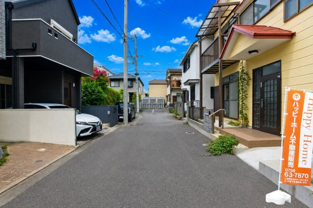 西宮市能登町中古戸建│2LDKの前面道路含む現地写真|前面道路は東側に約4ｍ幅です。