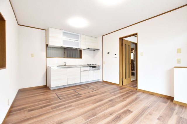 西宮市能登町中古戸建│2LDKの居間・リビング|1階LDKは10帖。広すぎない大きさが家族の団らんの場としてちょうどいいサイズとなっています。