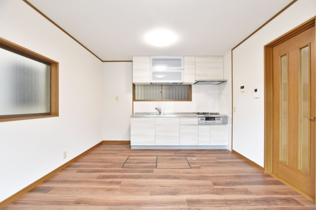 西宮市能登町中古戸建│2LDKの居間・リビング|3面採光のリビングダイニングは、大きく開いた窓から明るい陽射しが差しこんでくる明るい空間です。