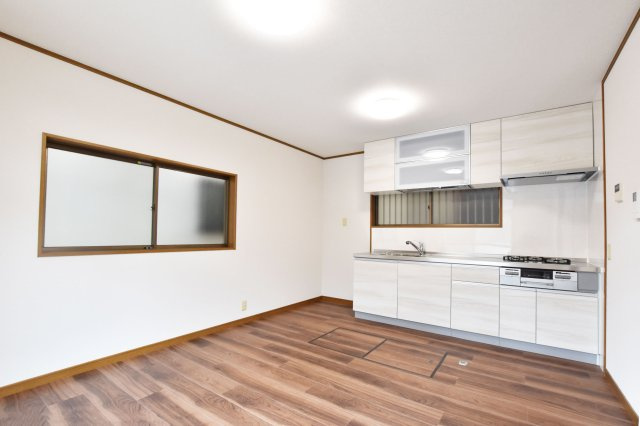西宮市能登町中古戸建│2LDKのダイニング|キッチンとリビングに一体感を持たせ、家族のコミュニケーションがとりやすい設計です。